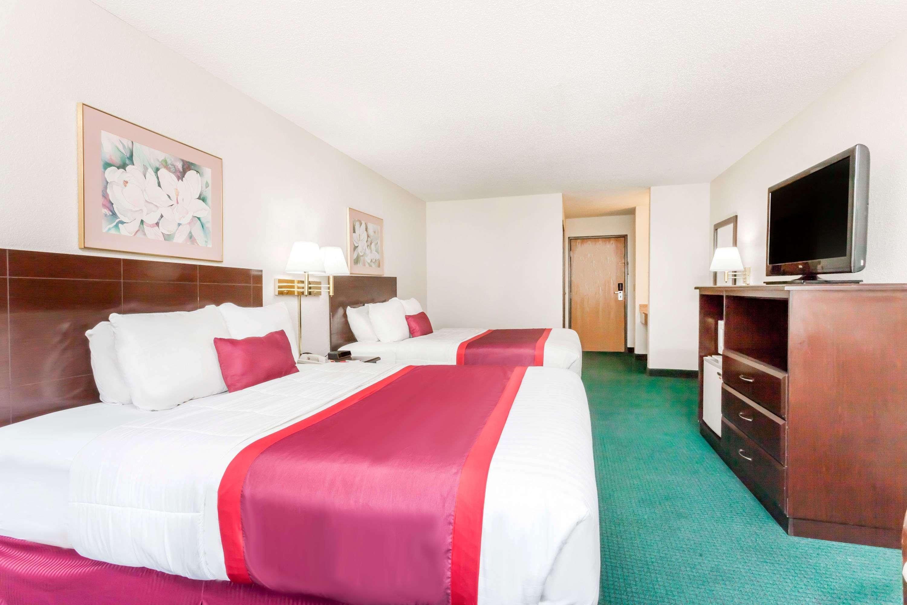 Ramada By Wyndham Tell City Kültér fotó