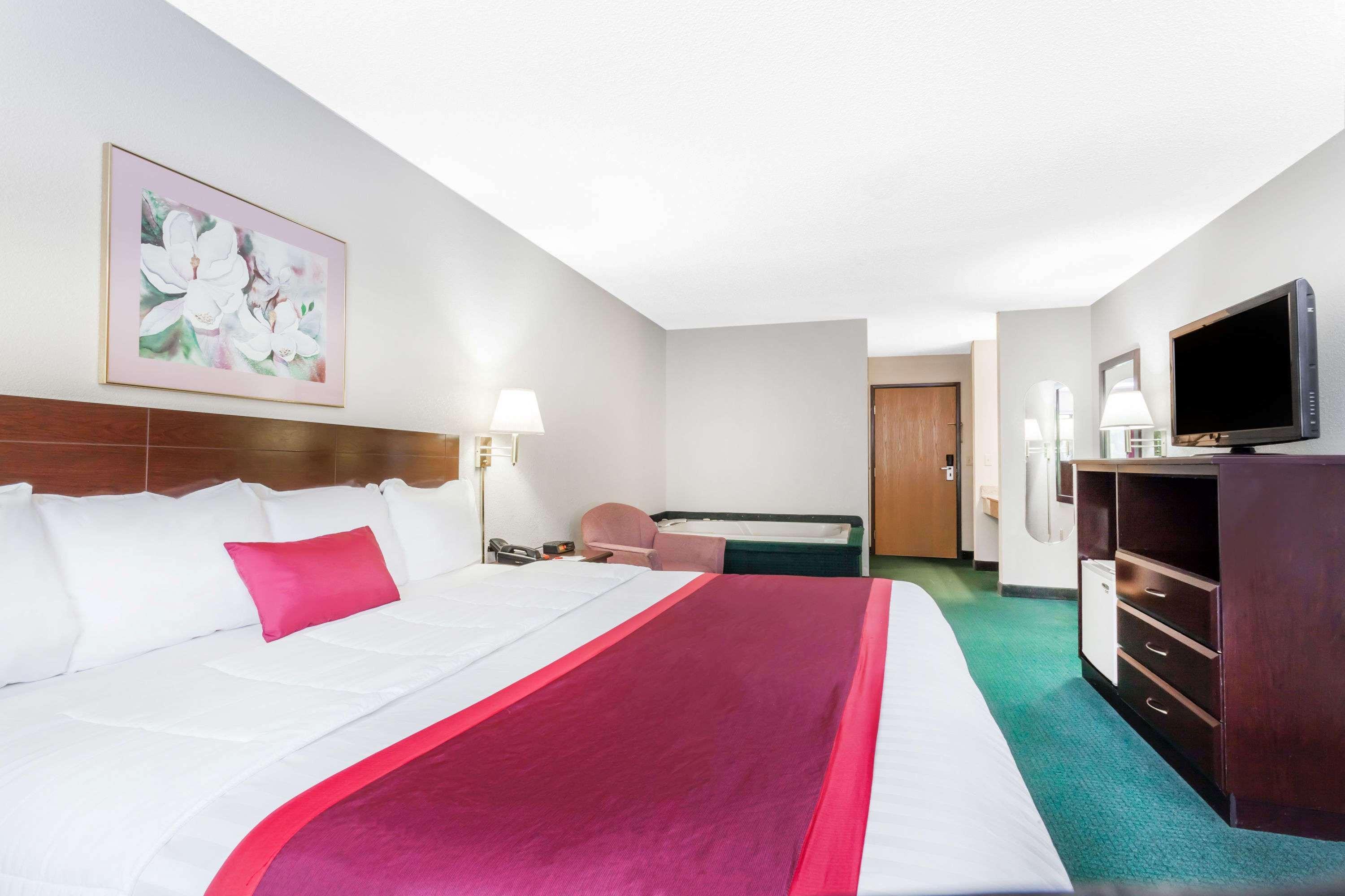 Ramada By Wyndham Tell City Kültér fotó