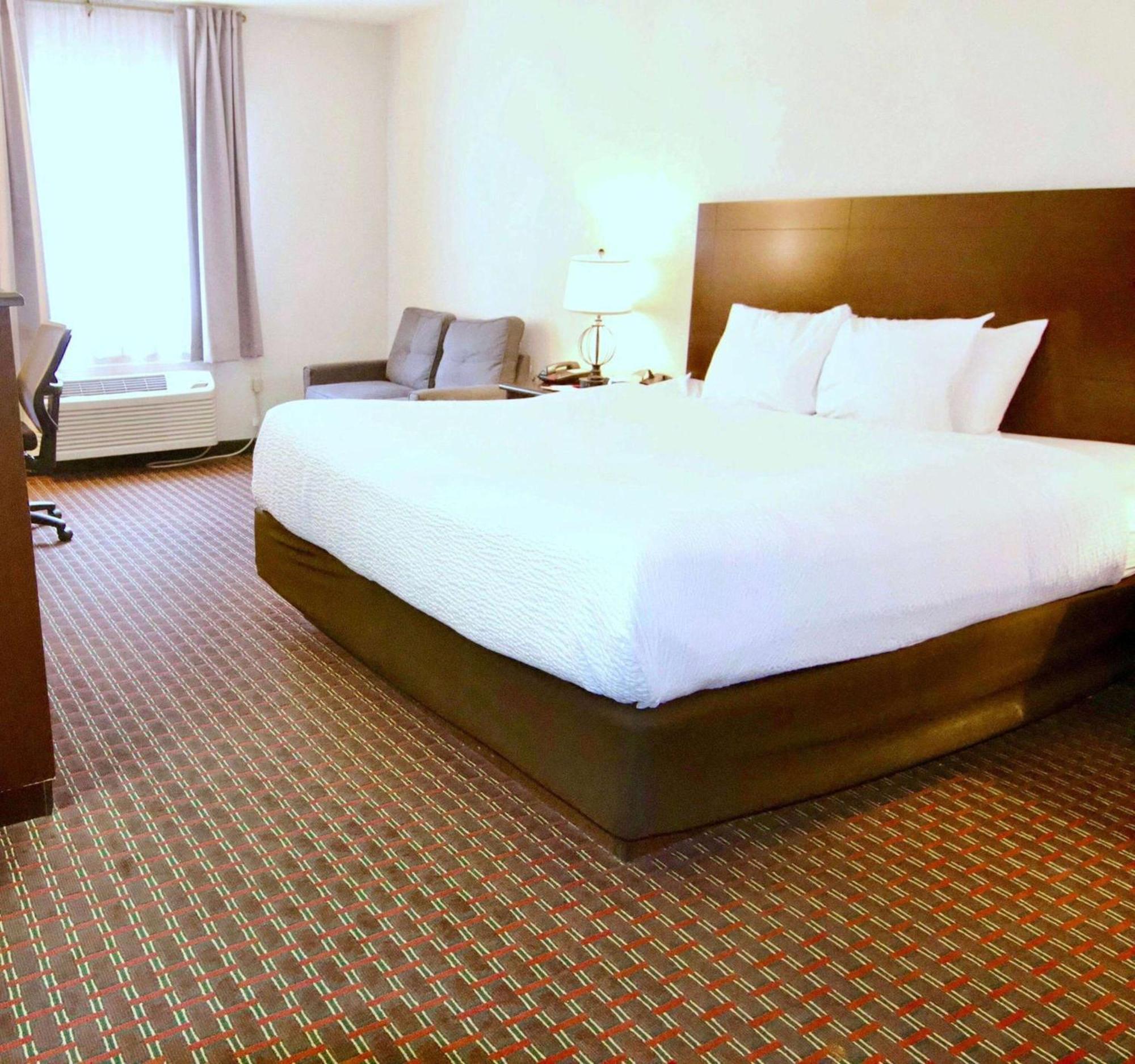 Ramada By Wyndham Tell City Kültér fotó