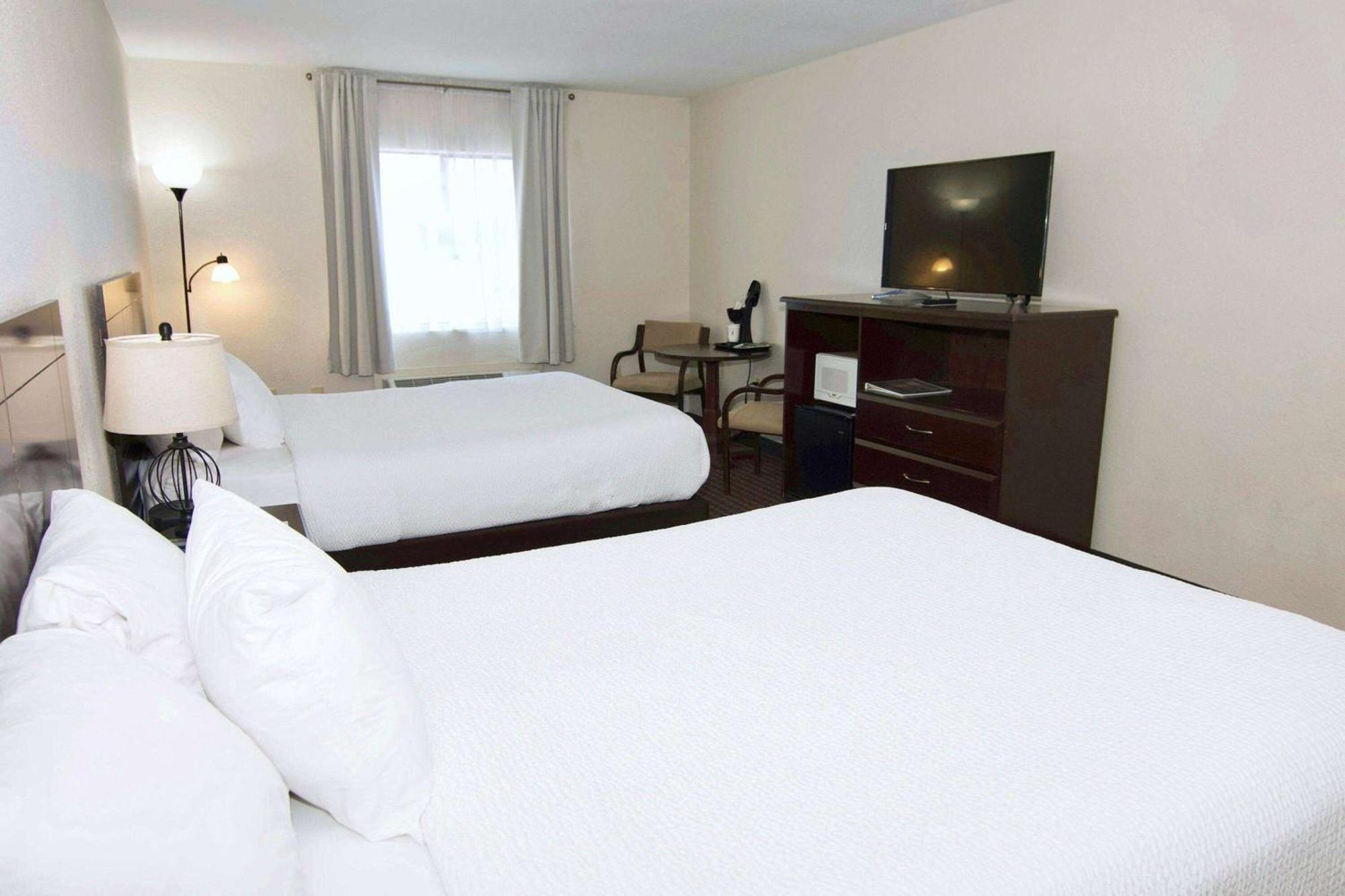 Ramada By Wyndham Tell City Kültér fotó